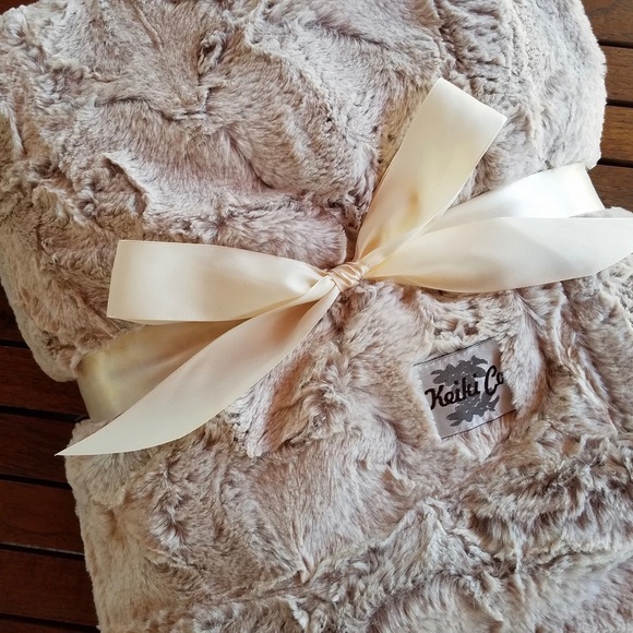 KEIKI CO. Luxury Throw 💖 NWT - Picture 1 of 4